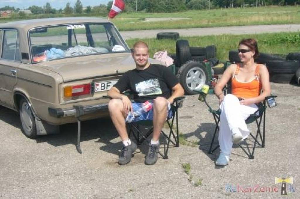 Ar parādi pa Liepājas ielām un sacenšanos Rudes trasē Otaņķos 24. un 25. jūlijā izskanējis Latvijas otrais žiguļu salidojums. Uz to bija ieradušies astoņi dalībnieki no Rīgas, Jelgavas, Talsiem un Liepājas.
Rudes trasē salidojuma...
Autors: Uldis Dobelis