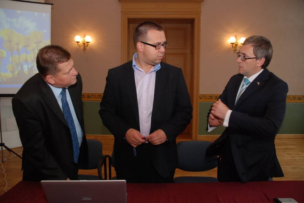 Kurzemes novadu vadītāji piektdien Kuldīgā tikās ar Reģionālās attīstības un pašvaldību lietu ministrijas vadošajām amatpersonām. 