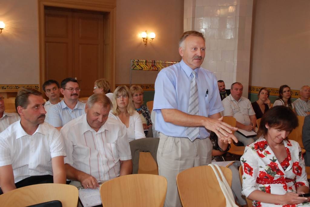 Kurzemes novadu vadītāji piektdien Kuldīgā tikās ar Reģionālās attīstības un pašvaldību lietu ministrijas vadošajām amatpersonām. 