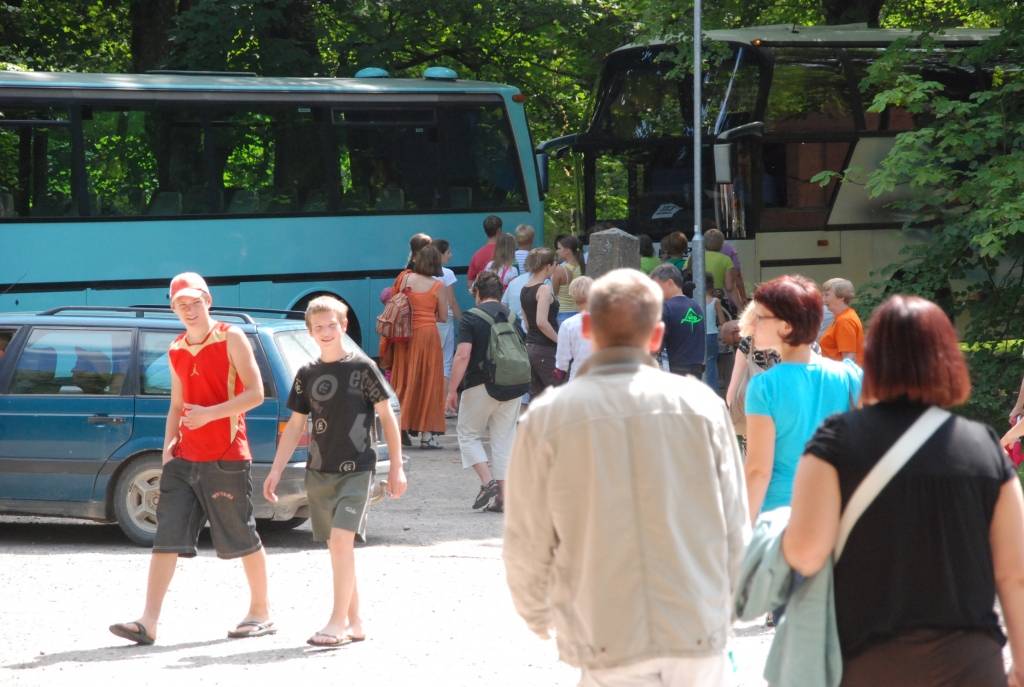 No 19. līdz26. jūlijam Kazdangā noris viena divām 3x3 nometnēm Latvijā. Tur pulcējas ap 350 dalibnieku no desmit pasaules valstīm. Latviskās un vispārcilvēciskās vērtības apgūt ik dienas pievienojas ap 100 vietējo iedzīvotāju.
Ieskats...
