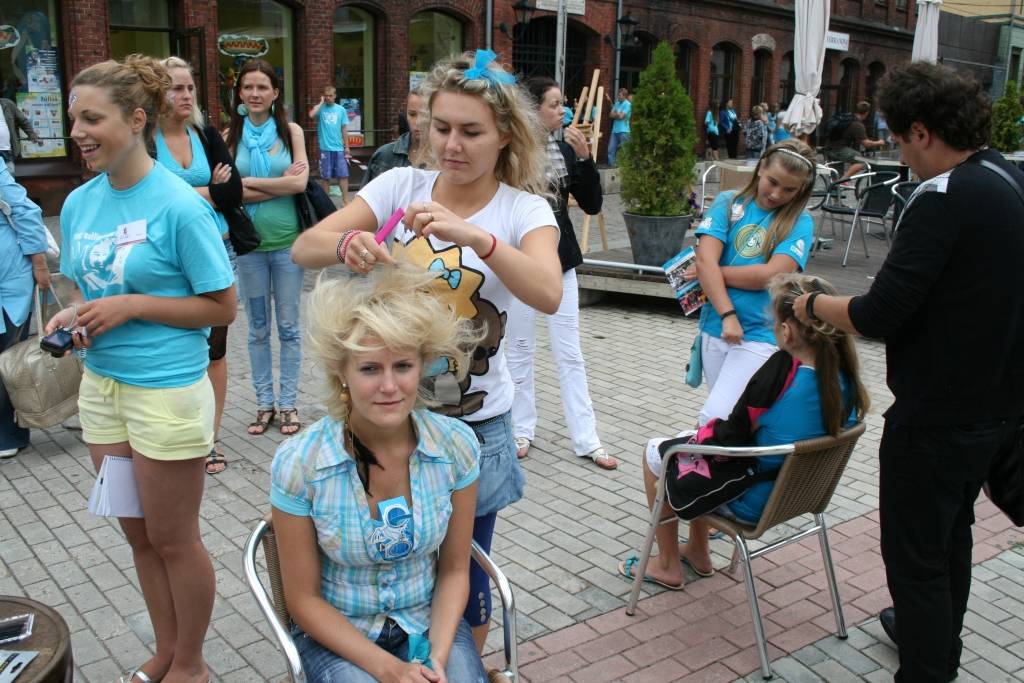 Šodien, 24. jūlijā, pēcpusdienā Liepājā pie Latvijas 1. rokkafejnīcas akcijas "Festivāls pret narkotikām!" laikā ikviens var izveidot frizūru festivāla "Tele 2 Baltic Beach Party 2009" apmeklējumam. Turpat notiek arī ielu deju...
Autors: Uldis Dobelis