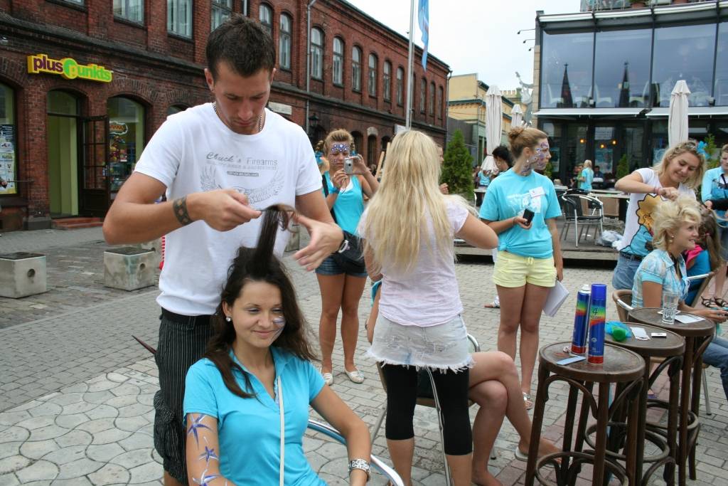 Šodien, 24. jūlijā, pēcpusdienā Liepājā pie Latvijas 1. rokkafejnīcas akcijas "Festivāls pret narkotikām!" laikā ikviens var izveidot frizūru festivāla "Tele 2 Baltic Beach Party 2009" apmeklējumam. Turpat notiek arī ielu deju...
Autors: Uldis Dobelis