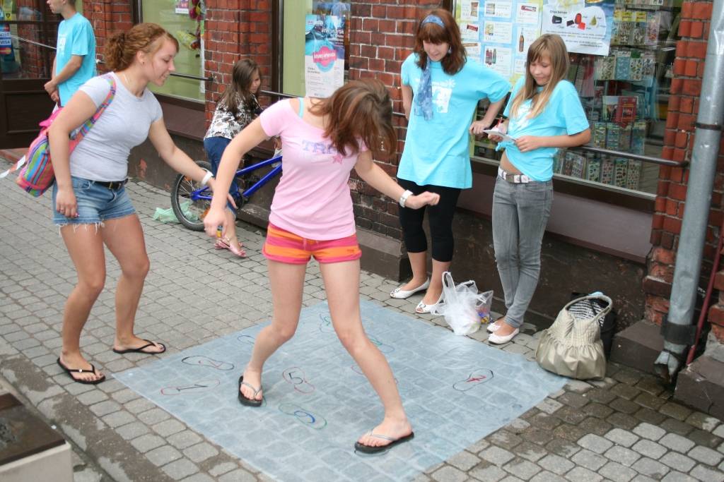 Šodien, 24. jūlijā, pēcpusdienā Liepājā pie Latvijas 1. rokkafejnīcas akcijas "Festivāls pret narkotikām!" laikā ikviens var izveidot frizūru festivāla "Tele 2 Baltic Beach Party 2009" apmeklējumam. Turpat notiek arī ielu deju...
Autors: Uldis Dobelis