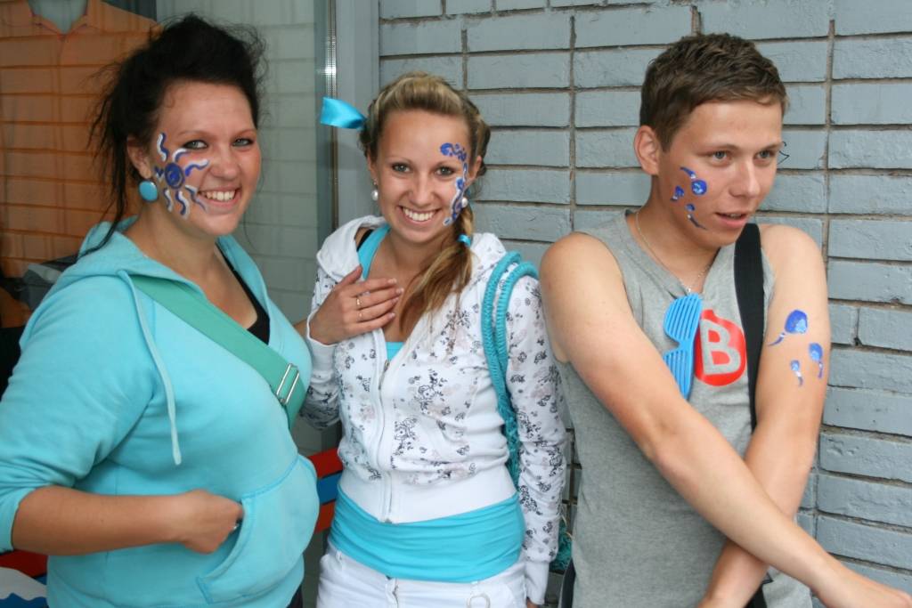 Šodien, 24. jūlijā, pēcpusdienā Liepājā pie Latvijas 1. rokkafejnīcas akcijas "Festivāls pret narkotikām!" laikā ikviens var izveidot frizūru festivāla "Tele 2 Baltic Beach Party 2009" apmeklējumam. Turpat notiek arī ielu deju...
Autors: Uldis Dobelis