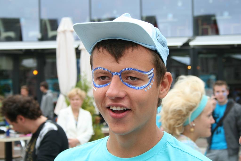 Šodien, 24. jūlijā, pēcpusdienā Liepājā pie Latvijas 1. rokkafejnīcas akcijas "Festivāls pret narkotikām!" laikā ikviens var izveidot frizūru festivāla "Tele 2 Baltic Beach Party 2009" apmeklējumam. Turpat notiek arī ielu deju...
Autors: Uldis Dobelis