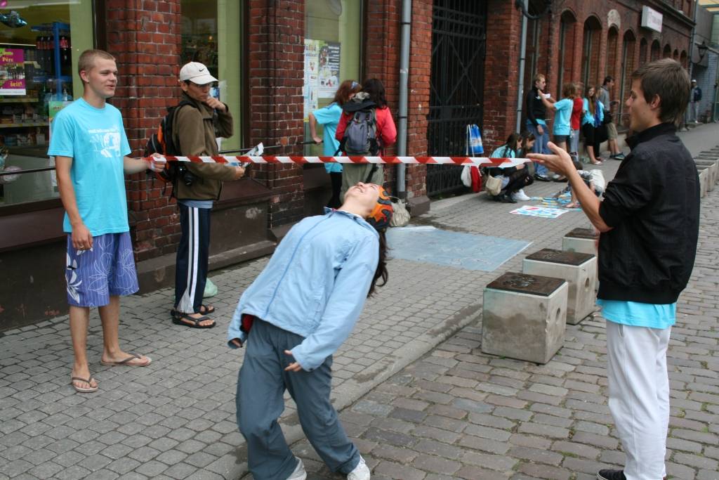 Šodien, 24. jūlijā, pēcpusdienā Liepājā pie Latvijas 1. rokkafejnīcas akcijas "Festivāls pret narkotikām!" laikā ikviens var izveidot frizūru festivāla "Tele 2 Baltic Beach Party 2009" apmeklējumam. Turpat notiek arī ielu deju...
Autors: Uldis Dobelis