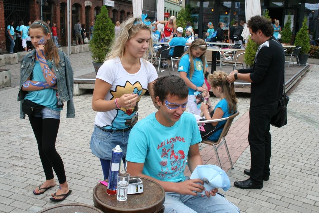 Šodien, 24. jūlijā, pēcpusdienā Liepājā pie Latvijas 1. rokkafejnīcas akcijas "Festivāls pret narkotikām!" laikā ikviens var izveidot frizūru festivāla "Tele 2 Baltic Beach Party 2009" apmeklējumam. Turpat notiek arī ielu deju...
Autors: Uldis Dobelis