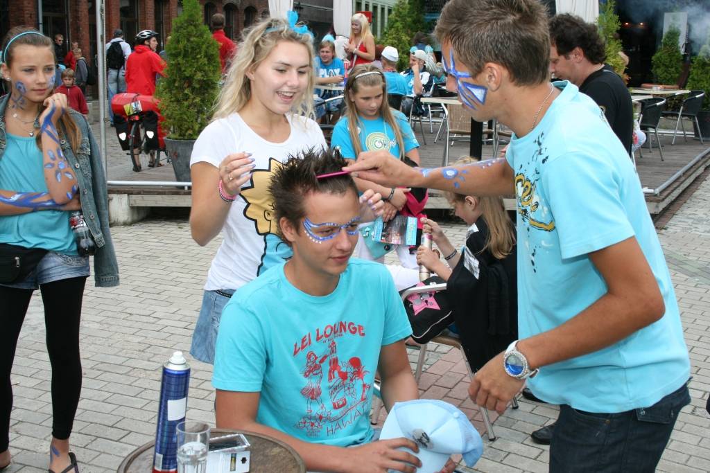 Šodien, 24. jūlijā, pēcpusdienā Liepājā pie Latvijas 1. rokkafejnīcas akcijas "Festivāls pret narkotikām!" laikā ikviens var izveidot frizūru festivāla "Tele 2 Baltic Beach Party 2009" apmeklējumam. Turpat notiek arī ielu deju...
Autors: Uldis Dobelis