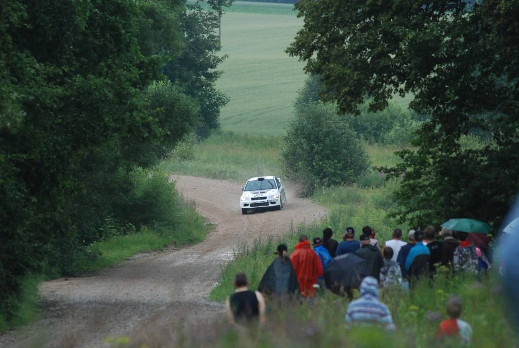 Līdzjutēji Latvijas rallijsprinta čempionāta piektajā posmā - sacensībās "Jaunība 2009" - aktīvi atbalstīja savus braucējus. Viņus pārsteidza gan pamatīgas lietus gāzes, gan karstums.
Autors: Uldis Dobelis