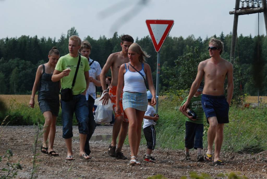 Līdzjutēji Latvijas rallijsprinta čempionāta piektajā posmā - sacensībās "Jaunība 2009" - aktīvi atbalstīja savus braucējus. Viņus pārsteidza gan pamatīgas lietus gāzes, gan karstums.
Autors: Uldis Dobelis