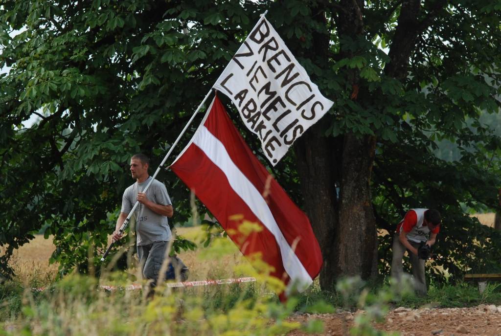 Līdzjutēji Latvijas rallijsprinta čempionāta piektajā posmā - sacensībās "Jaunība 2009" - aktīvi atbalstīja savus braucējus. Viņus pārsteidza gan pamatīgas lietus gāzes, gan karstums.
Autors: Uldis Dobelis