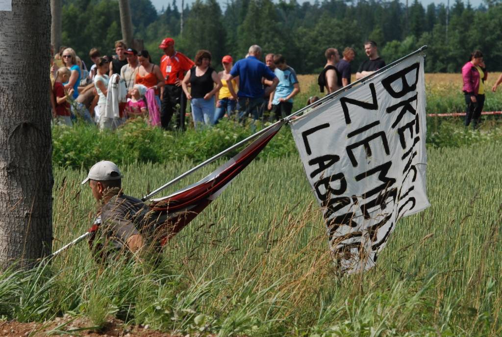 Līdzjutēji Latvijas rallijsprinta čempionāta piektajā posmā - sacensībās "Jaunība 2009" - aktīvi atbalstīja savus braucējus. Viņus pārsteidza gan pamatīgas lietus gāzes, gan karstums.
Autors: Uldis Dobelis