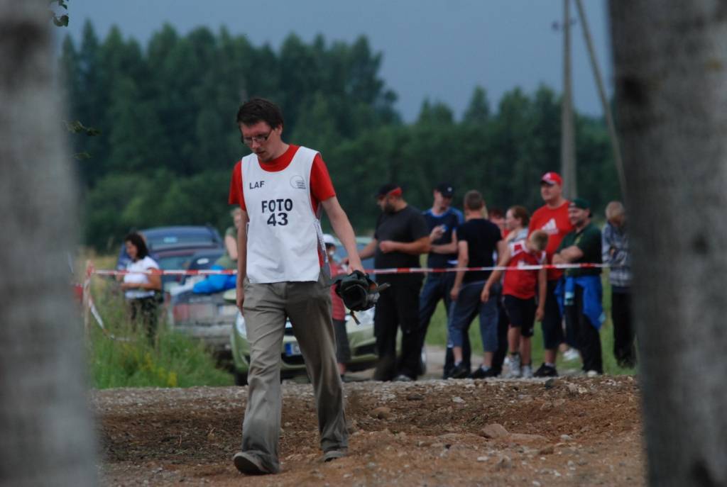 Līdzjutēji Latvijas rallijsprinta čempionāta piektajā posmā - sacensībās "Jaunība 2009" - aktīvi atbalstīja savus braucējus. Viņus pārsteidza gan pamatīgas lietus gāzes, gan karstums.
Autors: Uldis Dobelis