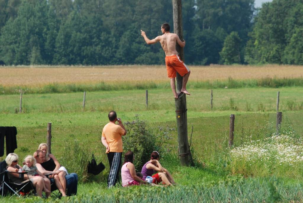 Līdzjutēji Latvijas rallijsprinta čempionāta piektajā posmā - sacensībās "Jaunība 2009" - aktīvi atbalstīja savus braucējus. Viņus pārsteidza gan pamatīgas lietus gāzes, gan karstums.
Autors: Uldis Dobelis