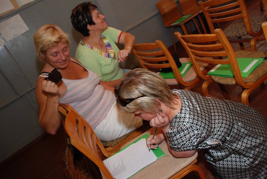 Četras dienas nedēļas nogalē Bernātos notika Sieviešu tiesību institūta organizēta nometne, kurā piedalījās 60 sievietes no visas Latvijas. Pieredzes un informācijas apmaiņa – viņas nosauc galvenos guvumus. Ne visas dalībnieces ir kādas...
Autors: Anita Platace