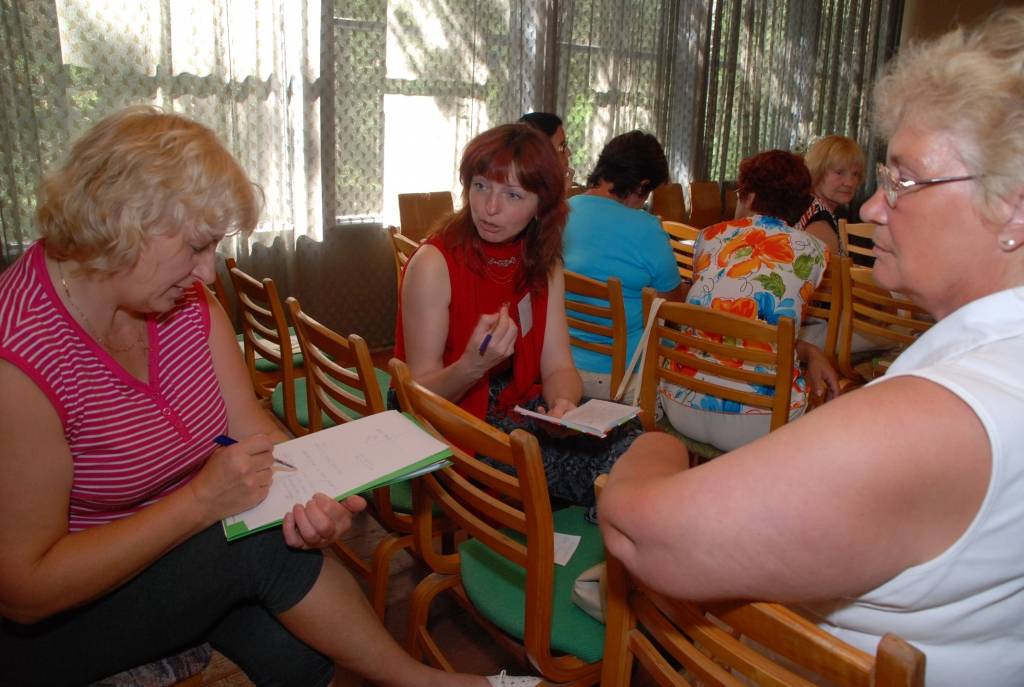 Četras dienas nedēļas nogalē Bernātos notika Sieviešu tiesību institūta organizēta nometne, kurā piedalījās 60 sievietes no visas Latvijas. Pieredzes un informācijas apmaiņa – viņas nosauc galvenos guvumus. Ne visas dalībnieces ir kādas...
Autors: Anita Platace