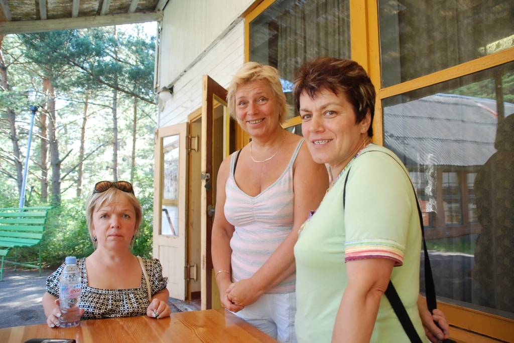 Četras dienas nedēļas nogalē Bernātos notika Sieviešu tiesību institūta organizēta nometne, kurā piedalījās 60 sievietes no visas Latvijas. Pieredzes un informācijas apmaiņa – viņas nosauc galvenos guvumus. Ne visas dalībnieces ir kādas...
Autors: Anita Platace