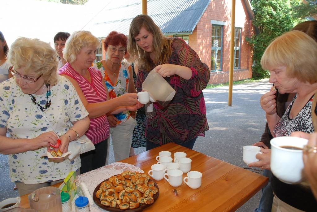 Četras dienas nedēļas nogalē Bernātos notika Sieviešu tiesību institūta organizēta nometne, kurā piedalījās 60 sievietes no visas Latvijas. Pieredzes un informācijas apmaiņa – viņas nosauc galvenos guvumus. Ne visas dalībnieces ir kādas...
Autors: Anita Platace