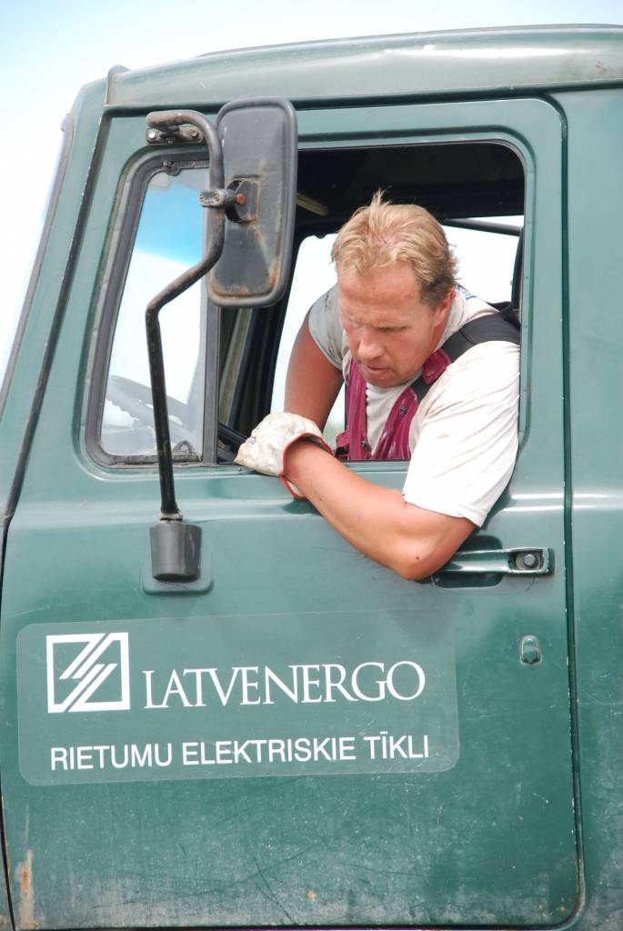 AS “Sadales tīkls” Liepājas iecirkņa remonta un celtniecības dienesta darbinieki atjauno elektrolīniju Dunikā. Naktī uz ceturtdienu, sašķeļot septiņus stabus, to izpostījis spēcīgs negaiss. Ap pulksten pieciem “šausmīgu grandoņu”...
Autors: "Rekurzeme", portāls