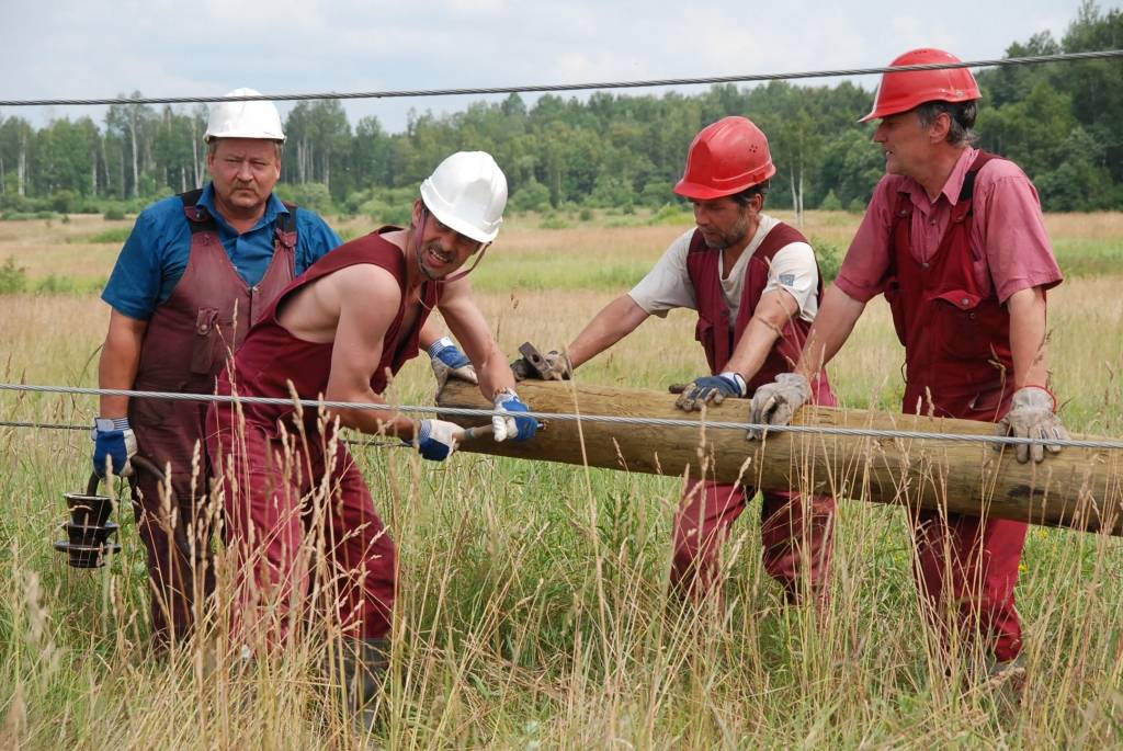 AS “Sadales tīkls” Liepājas iecirkņa remonta un celtniecības dienesta darbinieki atjauno elektrolīniju Dunikā. Naktī uz ceturtdienu, sašķeļot septiņus stabus, to izpostījis spēcīgs negaiss. Ap pulksten pieciem “šausmīgu grandoņu”...
Autors: "Rekurzeme", portāls