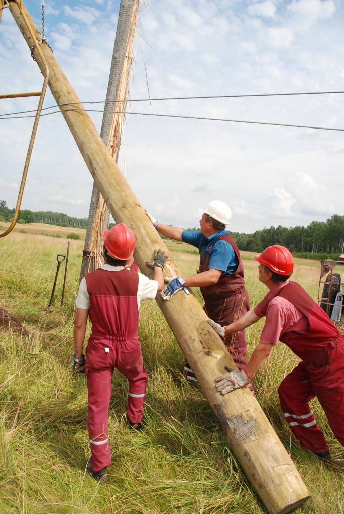 AS “Sadales tīkls” Liepājas iecirkņa remonta un celtniecības dienesta darbinieki atjauno elektrolīniju Dunikā. Naktī uz ceturtdienu, sašķeļot septiņus stabus, to izpostījis spēcīgs negaiss. Ap pulksten pieciem “šausmīgu grandoņu”...
Autors: "Rekurzeme", portāls
