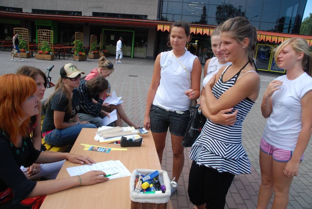Šodien, 16. jūlijā, Liepājā pie tirdzniecības nama "Kurzeme" notika orientēšanās sacensības, kuras rīkoja Liepājas Jaunatnes centrs. Katrai komandai tika izdalīts orientēšanās maršruts ar fotogrāfijām un aprakstiem par meklējamo objektu,...
Autors: Uldis Dobelis