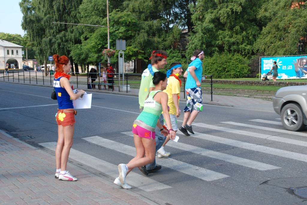 Šodien, 16. jūlijā, Liepājā pie tirdzniecības nama "Kurzeme" notika orientēšanās sacensības, kuras rīkoja Liepājas Jaunatnes centrs. Katrai komandai tika izdalīts orientēšanās maršruts ar fotogrāfijām un aprakstiem par meklējamo objektu,...
Autors: Uldis Dobelis