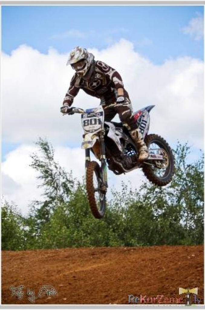 Bildes no Laura Freiberga rīkoto motokrosa sacensību "Superkausa FOX Lielā balva" posma Kuldīgā, kurā triumfēja liepājnieks Dāvis Līvs.
Autors: Uldis Dobelis