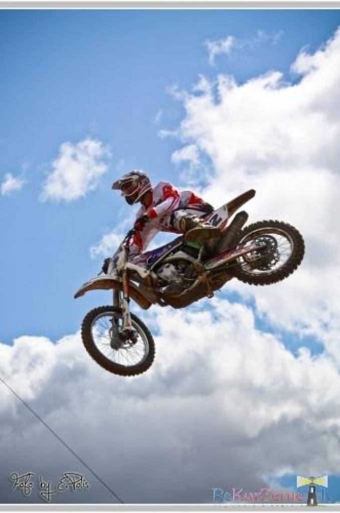 Bildes no Laura Freiberga rīkoto motokrosa sacensību "Superkausa FOX Lielā balva" posma Kuldīgā, kurā triumfēja liepājnieks Dāvis Līvs.
Autors: Uldis Dobelis