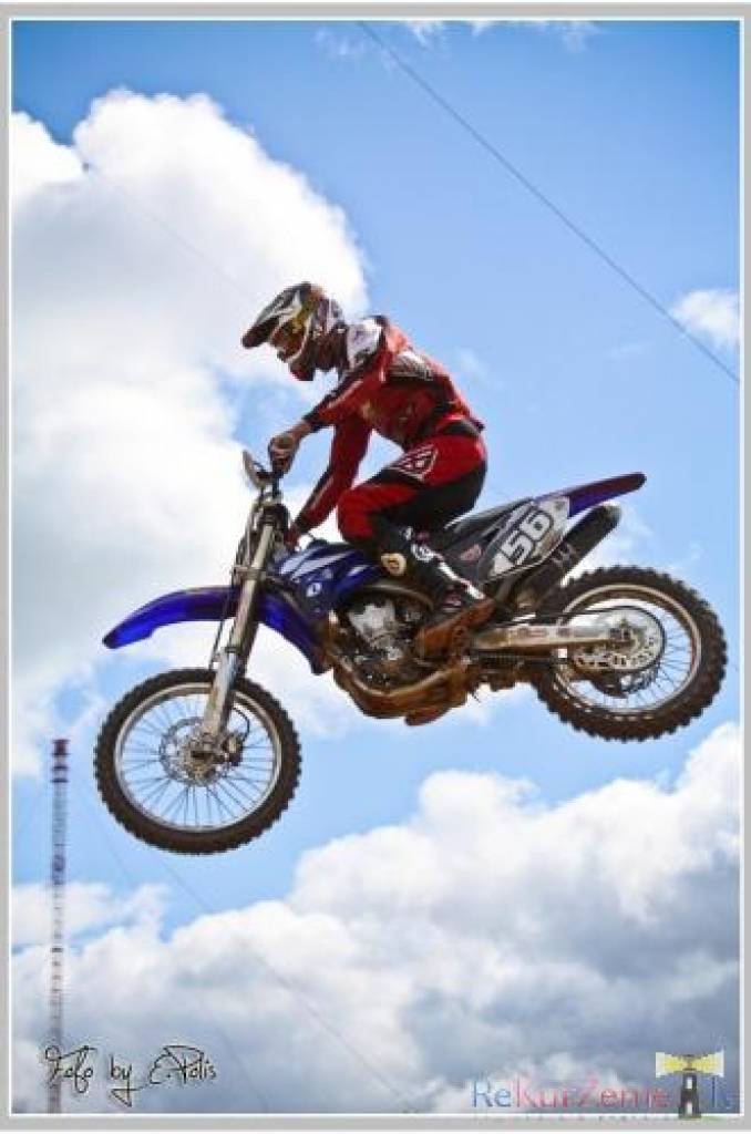 Bildes no Laura Freiberga rīkoto motokrosa sacensību "Superkausa FOX Lielā balva" posma Kuldīgā, kurā triumfēja liepājnieks Dāvis Līvs.
Autors: Uldis Dobelis