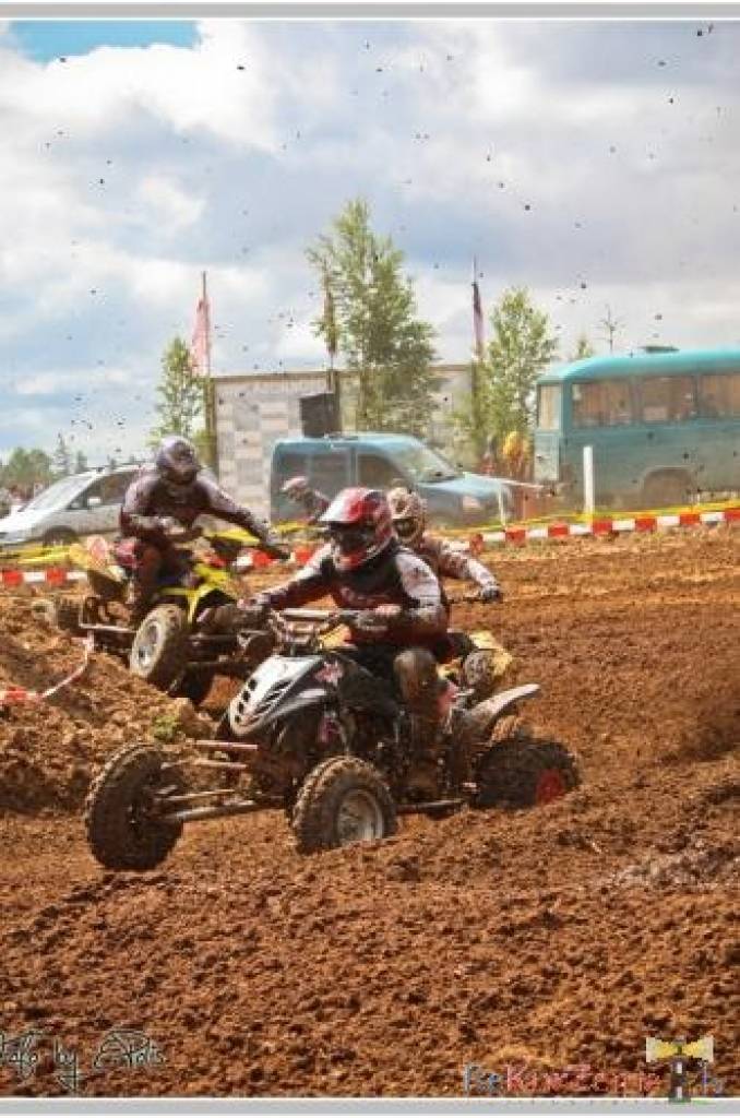 Bildes no Laura Freiberga rīkoto motokrosa sacensību "Superkausa FOX Lielā balva" posma Kuldīgā, kurā triumfēja liepājnieks Dāvis Līvs.
Autors: Uldis Dobelis