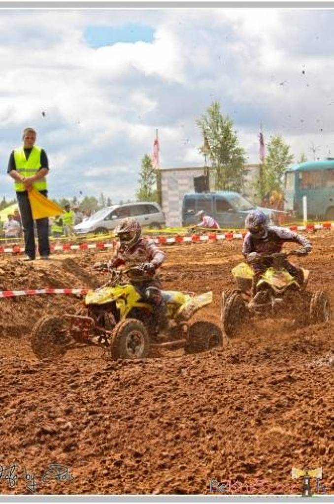 Bildes no Laura Freiberga rīkoto motokrosa sacensību "Superkausa FOX Lielā balva" posma Kuldīgā, kurā triumfēja liepājnieks Dāvis Līvs.
Autors: Uldis Dobelis