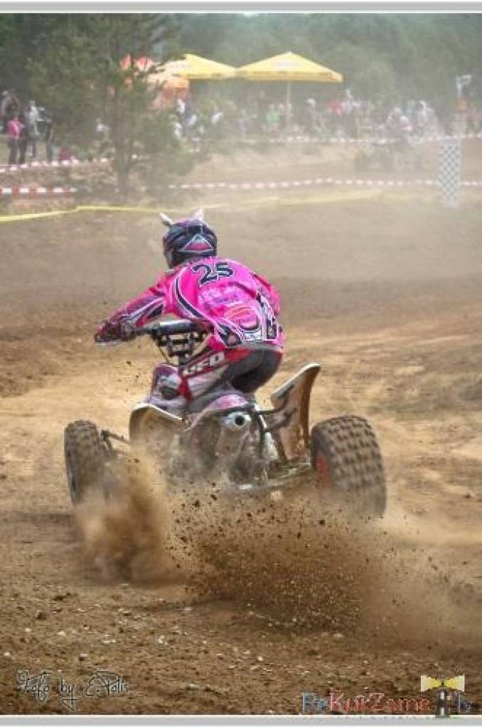Bildes no Laura Freiberga rīkoto motokrosa sacensību "Superkausa FOX Lielā balva" posma Kuldīgā, kurā triumfēja liepājnieks Dāvis Līvs.
Autors: Uldis Dobelis