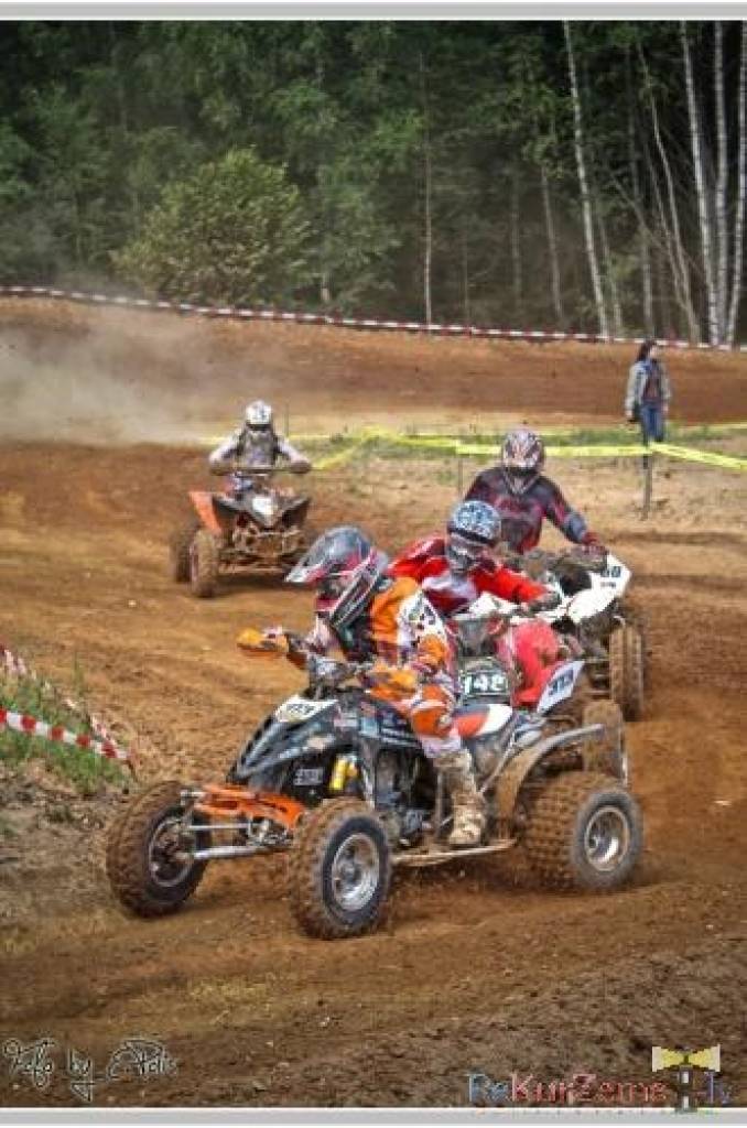 Bildes no Laura Freiberga rīkoto motokrosa sacensību "Superkausa FOX Lielā balva" posma Kuldīgā, kurā triumfēja liepājnieks Dāvis Līvs.
Autors: Uldis Dobelis