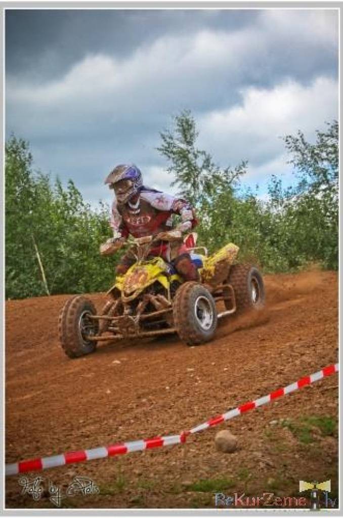 Bildes no Laura Freiberga rīkoto motokrosa sacensību "Superkausa FOX Lielā balva" posma Kuldīgā, kurā triumfēja liepājnieks Dāvis Līvs.
Autors: Uldis Dobelis