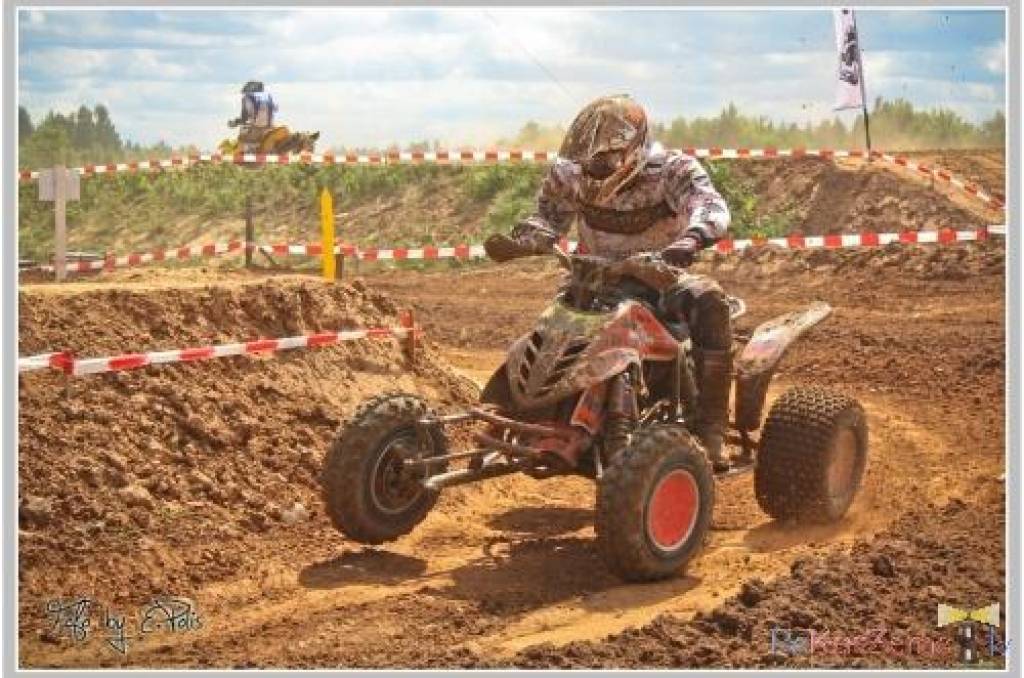 Bildes no Laura Freiberga rīkoto motokrosa sacensību "Superkausa FOX Lielā balva" posma Kuldīgā, kurā triumfēja liepājnieks Dāvis Līvs.
Autors: Uldis Dobelis