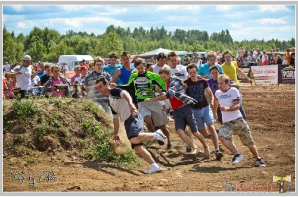 Bildes no Laura Freiberga rīkoto motokrosa sacensību "Superkausa FOX Lielā balva" posma Kuldīgā, kurā triumfēja liepājnieks Dāvis Līvs.
Autors: Uldis Dobelis