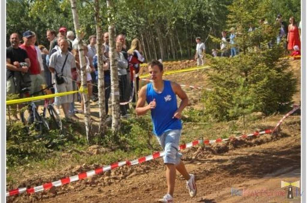 Bildes no Laura Freiberga rīkoto motokrosa sacensību "Superkausa FOX Lielā balva" posma Kuldīgā, kurā triumfēja liepājnieks Dāvis Līvs.
Autors: Uldis Dobelis