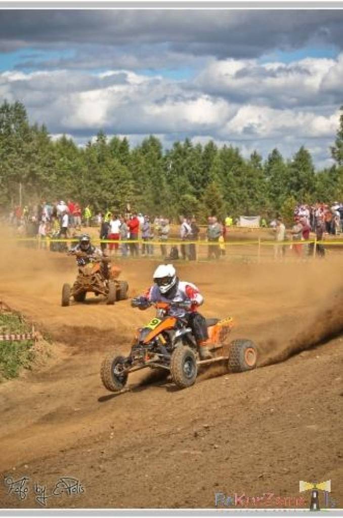 Bildes no Laura Freiberga rīkoto motokrosa sacensību "Superkausa FOX Lielā balva" posma Kuldīgā, kurā triumfēja liepājnieks Dāvis Līvs.
Autors: Uldis Dobelis