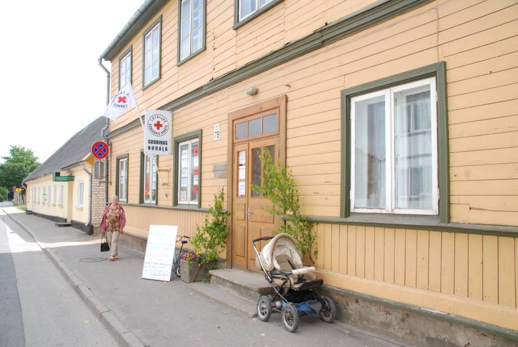 Grobiņā, Lielā ielā 78, turpmāk atradīsies Sarkanā Krusta veikals "Grobiņi", humānās palīdzības istaba un Veselības istaba. Nodaļas atvēršanas svētkos pagalmā bija nodarbības un rotaļas bērniem, bet iekštelpās skanēja svētku uzrunas un...
Autors: Ilze Vainovska