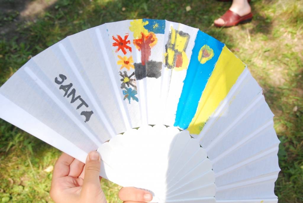 Šomēnes Aizputē notiek  vasaras nometnes, kuru laikā jaunietes no Latvijas un Spānijas iesaistās brīvprātīgajā darbā. Viņas vada nodarbības skolēniem, palīdz veciem un slimiem cilvēkiem pansionātā, kā arī iesaistās jaunuzceltās Romas...
Autors: Iluta Dreimane