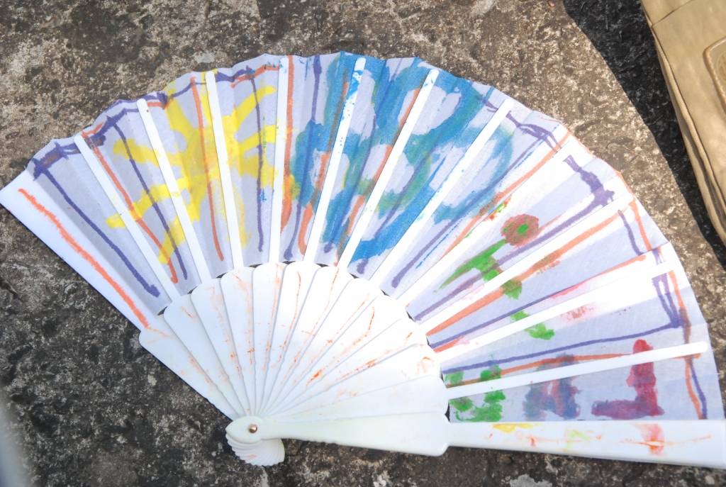 Šomēnes Aizputē notiek  vasaras nometnes, kuru laikā jaunietes no Latvijas un Spānijas iesaistās brīvprātīgajā darbā. Viņas vada nodarbības skolēniem, palīdz veciem un slimiem cilvēkiem pansionātā, kā arī iesaistās jaunuzceltās Romas...
Autors: Iluta Dreimane