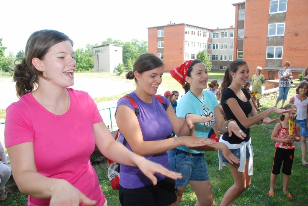 Šomēnes Aizputē notiek  vasaras nometnes, kuru laikā jaunietes no Latvijas un Spānijas iesaistās brīvprātīgajā darbā. Viņas vada nodarbības skolēniem, palīdz veciem un slimiem cilvēkiem pansionātā, kā arī iesaistās jaunuzceltās Romas...
Autors: Iluta Dreimane
