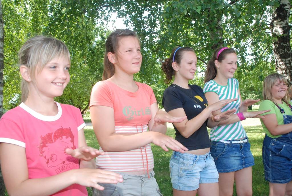 Šomēnes Aizputē notiek  vasaras nometnes, kuru laikā jaunietes no Latvijas un Spānijas iesaistās brīvprātīgajā darbā. Viņas vada nodarbības skolēniem, palīdz veciem un slimiem cilvēkiem pansionātā, kā arī iesaistās jaunuzceltās Romas...
Autors: Iluta Dreimane