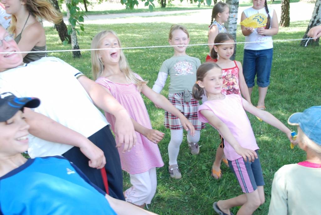Šomēnes Aizputē notiek  vasaras nometnes, kuru laikā jaunietes no Latvijas un Spānijas iesaistās brīvprātīgajā darbā. Viņas vada nodarbības skolēniem, palīdz veciem un slimiem cilvēkiem pansionātā, kā arī iesaistās jaunuzceltās Romas...
Autors: Iluta Dreimane