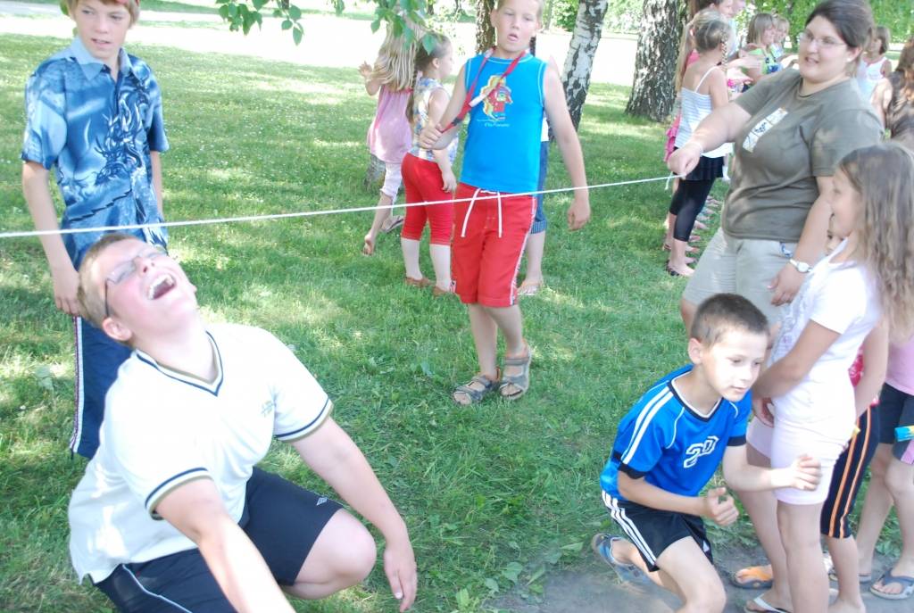 Šomēnes Aizputē notiek  vasaras nometnes, kuru laikā jaunietes no Latvijas un Spānijas iesaistās brīvprātīgajā darbā. Viņas vada nodarbības skolēniem, palīdz veciem un slimiem cilvēkiem pansionātā, kā arī iesaistās jaunuzceltās Romas...
Autors: Iluta Dreimane