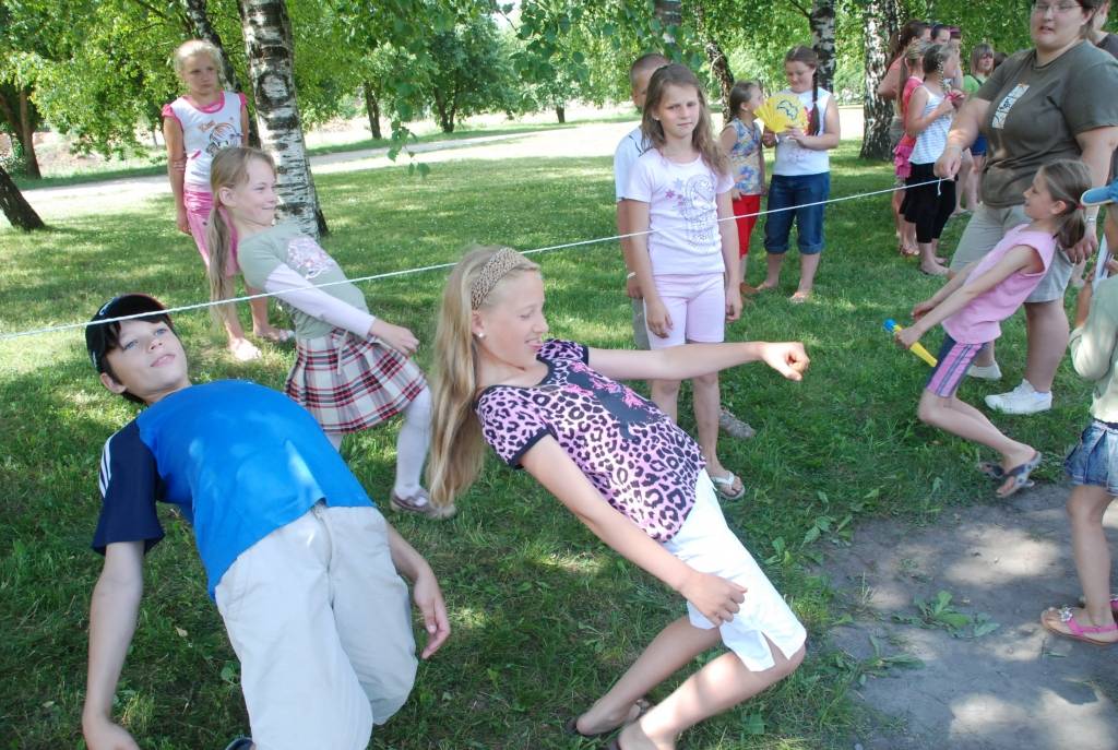 Šomēnes Aizputē notiek  vasaras nometnes, kuru laikā jaunietes no Latvijas un Spānijas iesaistās brīvprātīgajā darbā. Viņas vada nodarbības skolēniem, palīdz veciem un slimiem cilvēkiem pansionātā, kā arī iesaistās jaunuzceltās Romas...
Autors: Iluta Dreimane