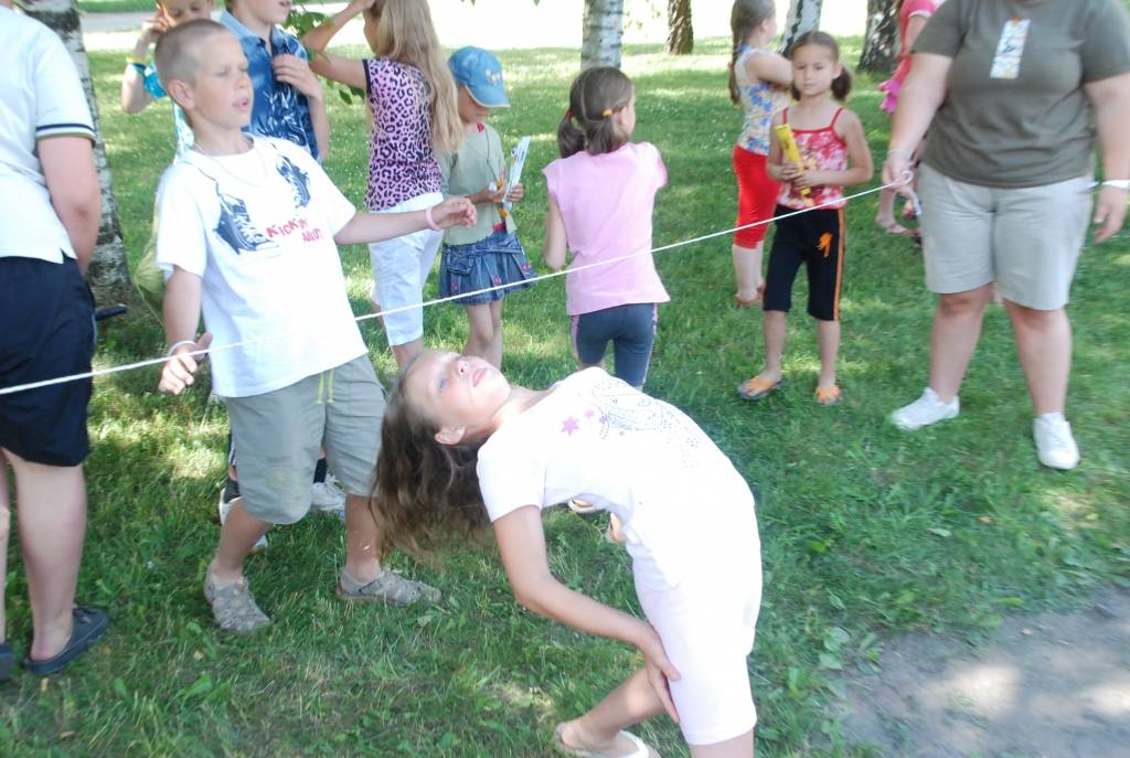Šomēnes Aizputē notiek  vasaras nometnes, kuru laikā jaunietes no Latvijas un Spānijas iesaistās brīvprātīgajā darbā. Viņas vada nodarbības skolēniem, palīdz veciem un slimiem cilvēkiem pansionātā, kā arī iesaistās jaunuzceltās Romas...
Autors: Iluta Dreimane