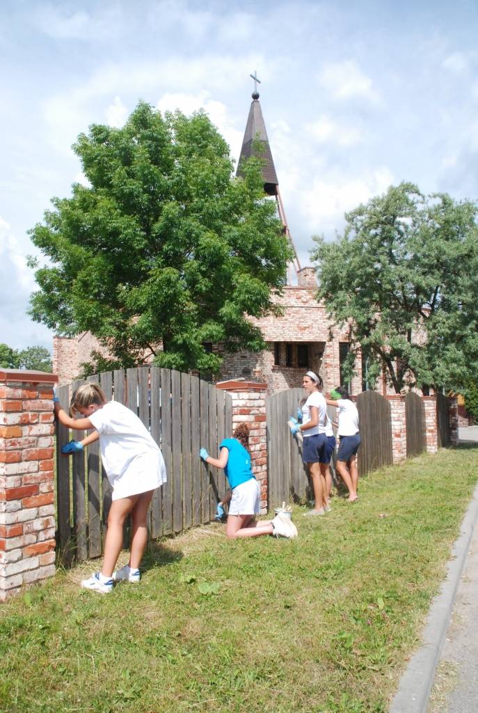 Šomēnes Aizputē notiek  vasaras nometnes, kuru laikā jaunietes no Latvijas un Spānijas iesaistās brīvprātīgajā darbā. Viņas vada nodarbības skolēniem, palīdz veciem un slimiem cilvēkiem pansionātā, kā arī iesaistās jaunuzceltās Romas...
Autors: Iluta Dreimane