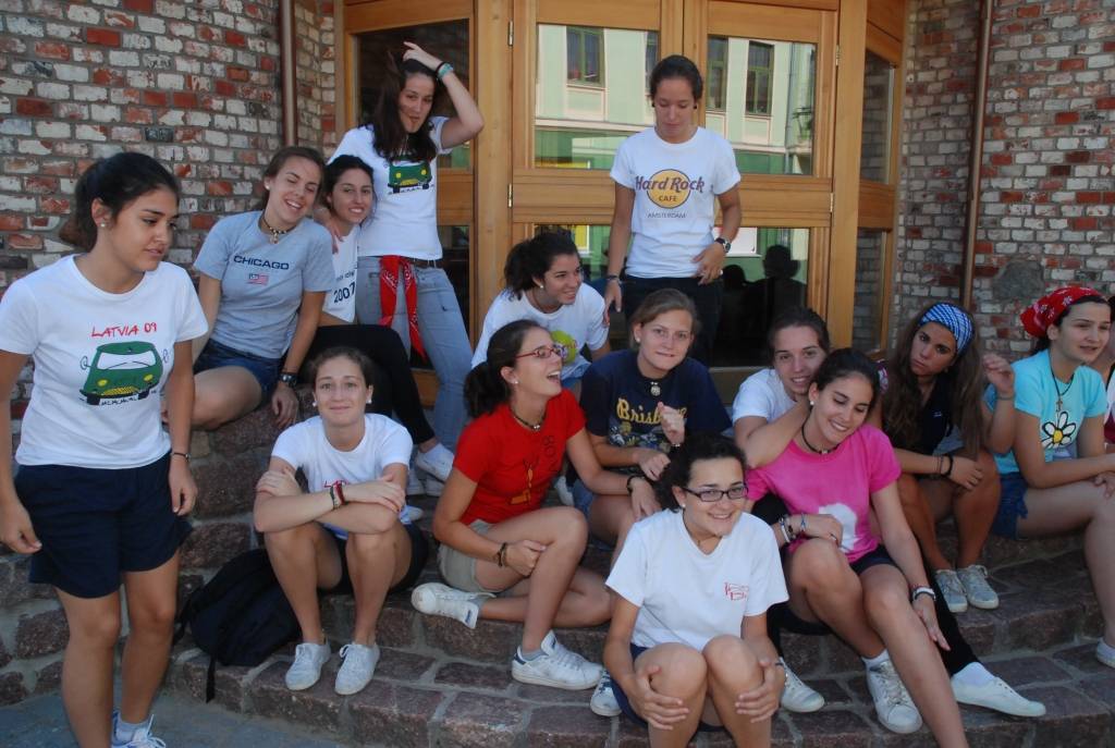 Šomēnes Aizputē notiek  vasaras nometnes, kuru laikā jaunietes no Latvijas un Spānijas iesaistās brīvprātīgajā darbā. Viņas vada nodarbības skolēniem, palīdz veciem un slimiem cilvēkiem pansionātā, kā arī iesaistās jaunuzceltās Romas...
Autors: Iluta Dreimane